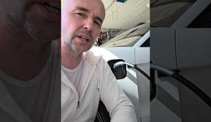 V neděli je slušně zaplaceno za nabíjení elektromobilu. Obnovitelné zdroje zlevňují elektřinu.