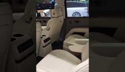 LI Motors i8 - vyspělý elektromobil v čínském showroomu