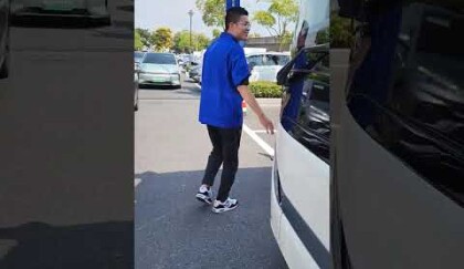 Tisíce elektromobilů různých značek a cca 100 nabíjecích stanic v čínském městě Hefei