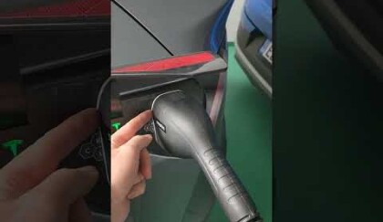 Tesla Modely Y sytí domácnost elektřinou. V2H díky DC wallboxu a střídači Sigenergy