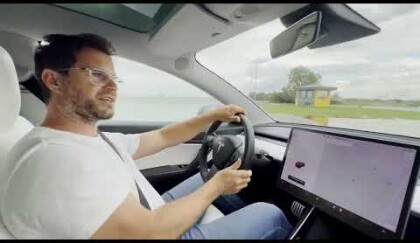 Driftující Tesla Model 3 - elektromobil na polygonu? | Zdeněk Martínek