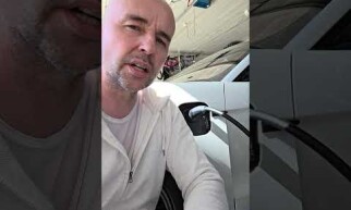 V neděli je slušně zaplaceno za nabíjení elektromobilu. Obnovitelné zdroje zlevňují elektřinu.