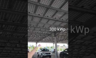 Cca 300 kWp fotovoltaického carportu před nákupním domem