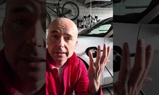 Minimální náklady nabíjení elektromobilu vs. cena ropy/paliva kvůli konfliktu na opačné straně Země